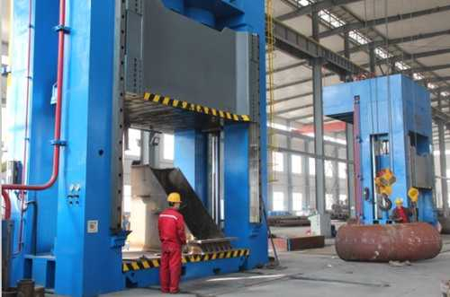 大型壓制機(jī)